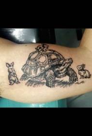 Armi di ragazzi nantu à linee geomettiche simplici nichi picculi animali di tartaruga è di ritimu di tatuaggi