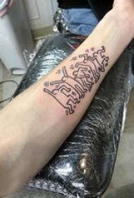 Tatwaġġ tal-kartun tat-tifel tal-kartuns tal-karti tat-tatwaġġ sempliċi fuq driegħ