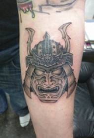 Ramię chłopca z tatuażem samuraja na obrazie czarnego wojownika