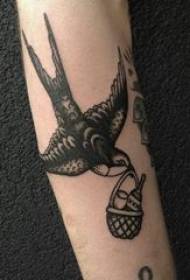 Tatuering sväljer tjej på armen liten djur tatuering sväljer bild