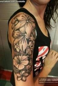 Brazo de niña en dibujo negro creativo flor flor brazo tatuaje foto