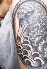 O braço da garota no desenho de ponto cinza preto espinho habilidade criativa dominadora imagens de tatuagem animal