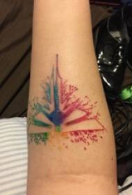Braço de estudante pintado em aquarela respingo tinta elemento geométrico foto tatuagem
