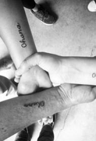 Vajza e të dashurës në linjat e zeza abstrakte anglisht fjala tatuazh