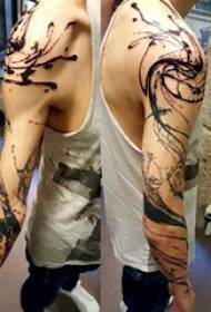 Schooljongen arm op zwarte prik abstracte lijn inkt tattoo foto