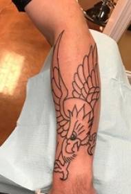 Мушка студентска рука тетоважног орла на црном узорку тетоважног орла