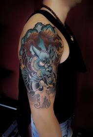 Patrón de tatuaxe pintado de unicornio dominante de brazo