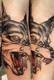 Imagine de tatuaj de cap de lup brațul băiatului pe poza de dominator a tatuajului de cap de lup