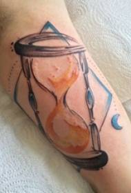 Момче за тетоважа со песочен часовник со тетовиран песочен часовник на раката