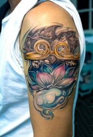 Brațe cu un model de tatuaj blestemat și vopsit cu lotus