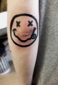 Emoji tetovaža muški student ruku na crnoj slici tetovaža emoji