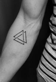 Tatuering trianglar manliga studentarmar på svart tatueringstriangelbild