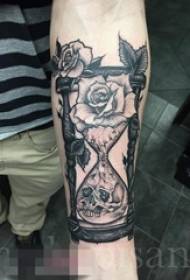Mga braso ng lalaki sa itim na sketsa ng creative pattern skull hourglass tattoo larawan