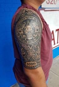 Geometrický vzor tetovania totem mužský študent paže tetovanie technika geometrický vzor tetovania totem