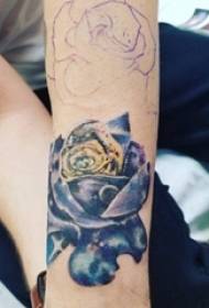 Der Arm des Mädchens gemalt auf einfacher Linie Blumentätowierungsbild des Elements des sternenklaren Himmels der Steigung