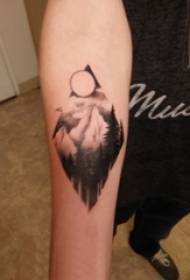 Boy's arm op zwart grijs punt doorn geometrische eenvoudige lijn boslandschap tattoo foto