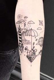 Девојка рака на црна линија скица креативна небо град на тетоважа слика