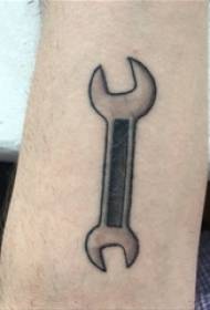 Jongen Aarm op Schwaarz Grey Spëtz Geometresch Einfach Zeil Wrench Tool Tattoo Bild