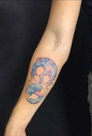Skolnieces rokas apgleznots gradienta zvaigžņotās debesis elementa planētas tetovējuma attēls