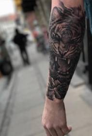 I-Tiger totem tattoo yengalo yenkwenkwe kwi-tiger totem tattoo domineering picture