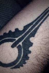 Koululaisen käsivarsi mustalla geometrisella yksinkertaisella viivalla luovan symbolin tatuointikuvalla
