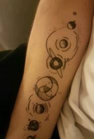 Ruka školarca na crnoj crtežnoj skici književna slika elementa tetovaže planete