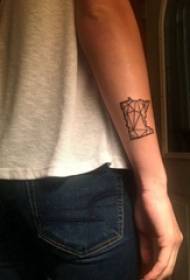 Immagine del tatuaggio del braccio Immagine del tatuaggio del braccio del ragazzo sulla linea nera