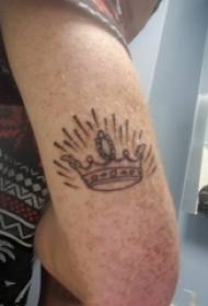 Једноставна мушка рука за тетоважу на слици црне круне тетоваже