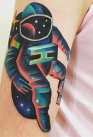 Zēniem ar roku apgleznota akvareļa skice zvaigžņoto debesu elementa astronauta tetovējuma attēls