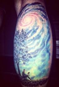 O braço do menino no céu estrelado pintado gradiente elemento planta grande árvore e imagem de tatuagem de personagem