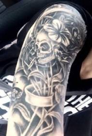 Modèle de tatouage de fleur libellule bras d'écolier sur le motif de tatouage fleur crâne de tatouage noir