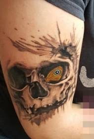 Fiú karja a fekete szürke pricking technika absztrakt vonal koponya tetoválás kép