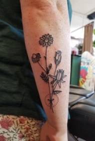 Pigens arm på sort linje kreative litterære smukke blomster tatoveringsbillede