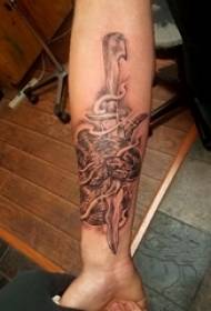 Европейска и американска кинжал татуировка мъжка и женска ръка на Европа и Америка кинжал татуировка черно сива снимка