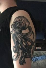 Hình xăm con bạch tuộc đen cánh tay nam trên hình xăm con bạch tuộc đen