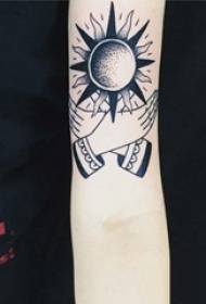 Sun totem tattoo girl arm sa itim na sun tattoo na larawan