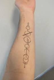 Geometriniai elementai tatuiruoja paprastas geometrines tatuiruotės nuotraukas ant berniukų rankų