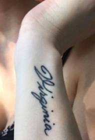 Krahu i Vajzës në linja të zeza të thjeshta abstrakte, kuptimplota me fjalët anglisht tatuazhe