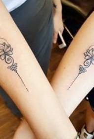 Braccia delle coppie del tatuaggio del loto di sonno sull'immagine nera del tatuaggio del loto