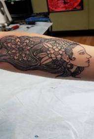 Djevojka lik tetovaža uzorak dječak lik na ruku tetovaža uzorak