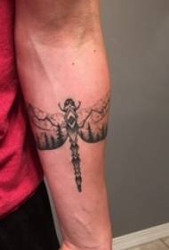 Dragonfly tattoo patroon seun se arm op swart Dragonfly tattoo foto  8361 @ Karakterportret tatoeëermerk seuntjie se arm op sterrehemel en portret tatoeëermerk prentjie