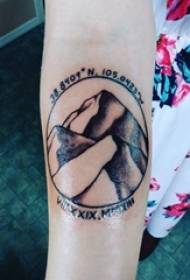 Jentas arm på svartgrå skisse peker torneferdighet kreativt litterært landskap tatoveringsbilde