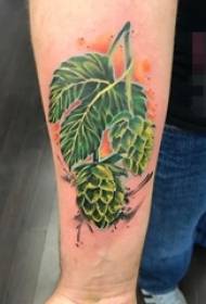 Seuns-arms geverfde groen blare en druiwe tatoeëermerke