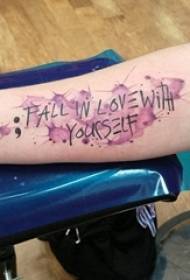 Dívčí ruka namalovaná na inkoust, jednoduché čáry, anglická slova, tetování