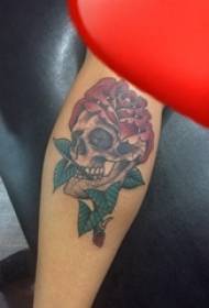 schedel bloem tattoo patroon meisje arm likken tattoo bloempatroon