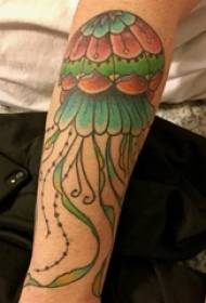 Рука мальчика нарисовала акварельный эскиз креативной татуировкой осьминога