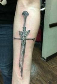 Meč tetovanie chlapca paže na čierne sivé tetovanie meč obrázok
