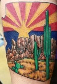Muška ruka pejzažne tetovaže na slici pustinjskog pejzaža