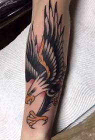 Wzór orła tatuażu ramię dziewczynki malowane wzór zwierzęcy tatuaż