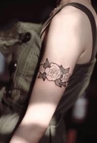 The floral fragrance that bypasses the arm, the arms are simple and fresh, and the rose tattoo pattern